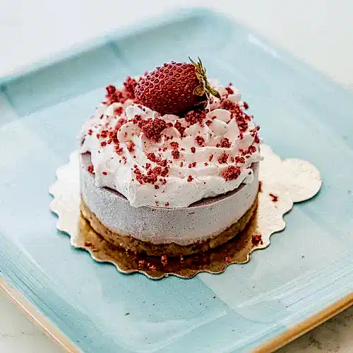 Çilekli Raw Cheesecake-Glutensiz ve rafine şekersiz - blumcoffeehouse